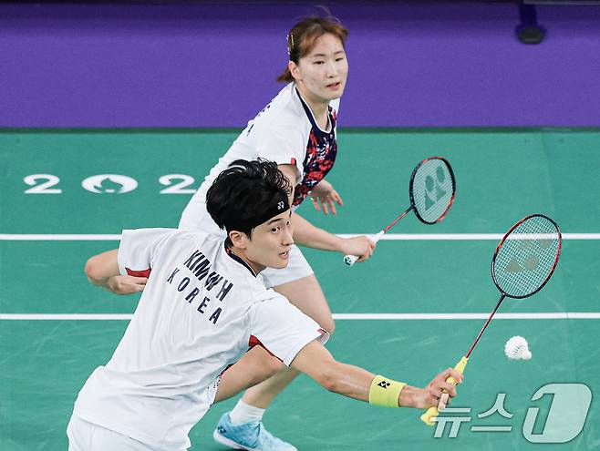 대한민국 배드민턴 대표팀 김원호, 정나은 선수가 28일 오후(한국시간) 프랑스 파리 라 샤펠 아레나에서 열린 2024 파리올림픽 배드민턴 혼합 복식 조별예선에서 프랑스와 맞대결을 펼치고 있다. 2024.7.28/뉴스1 ⓒ News1 박정호 기자