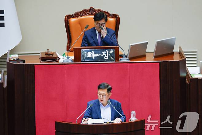 우원식 국회의장이 28일 오후 서울 여의도 국회 본회의장에서 방송문화진흥회법(방문진법) 개정안에 반대하는 유용원 국민의힘 의원 무제한 토론(필리버스터) 사회를 보던 중 눈가를 매만지고 있다. 2024.7.28/뉴스1 ⓒ News1 안은나 기자