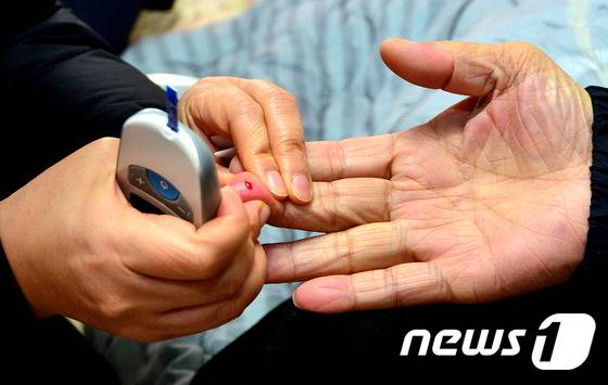 혈액 검사를 받는 한 노인. <자료 사진> 2015.12.29/뉴스1 ⓒ News1 임경호 기자