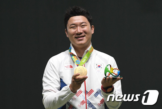 사격 진종오가 10일(현지시간)브라질 리우데자네이루 데오도루 올림픽 사격장에서 열린 2016리우하계올림픽 50m 권총 결선에서 1위로 금메달을 획득했다.진종오가 시상식에서 금메달을 들어보이고 있다.2016.8.11/뉴스1 ⓒ News1 이광호 기자