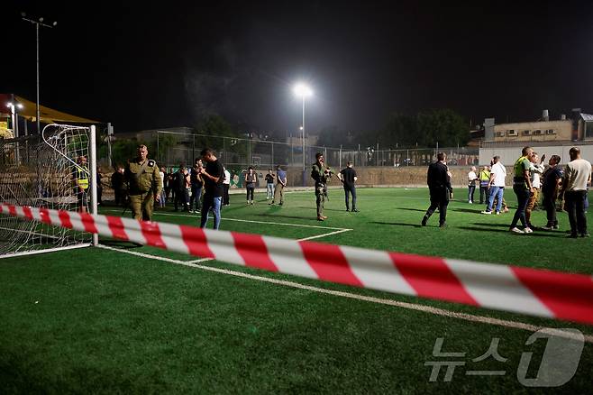 27일(현지시간) 이스라엘이 점령하고 있는 골란고원 한 축구장으로 로켓이 발사돼 12명이 사망했다. 사진은 공격받은 축구장에 통제선이 둘러져 있는 모습. 2024.07.27 ⓒ 로이터=뉴스1 ⓒ News1 김종훈 기자