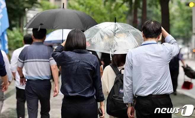 가을을 재촉하는 소나기가 내린 30일 서울 영등포구 여의도 일대에서 우산을 미처 챙기지 못한 시민들이 손으로 머리를 가린 채 발걸음을 재촉하고 있다. 2023.8.30/뉴스1 ⓒ News1 김성진 기자