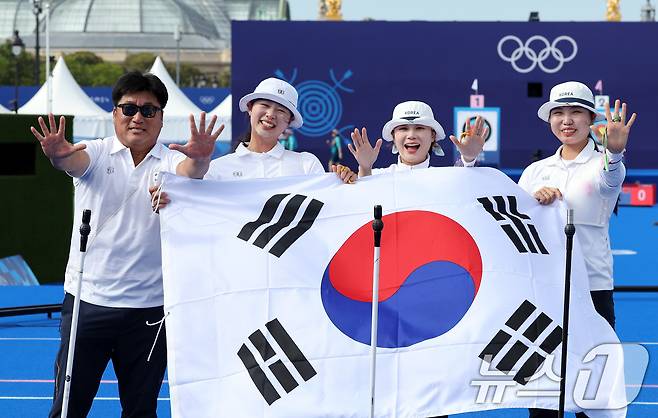 대한민국 양궁대표팀 임시현, 남수현, 전훈영, 양창훈 감독이 29일(한국시간) 프랑스 파리 레쟁발리드 특설 사로에서 열린 2024 파리올림픽 양궁 여자 단체전 중국과의 결승전에서 금메달을 획득한 후 태극기를 들어보이고 있다. 2024.7.29/뉴스1 ⓒ News1 이동해 기자