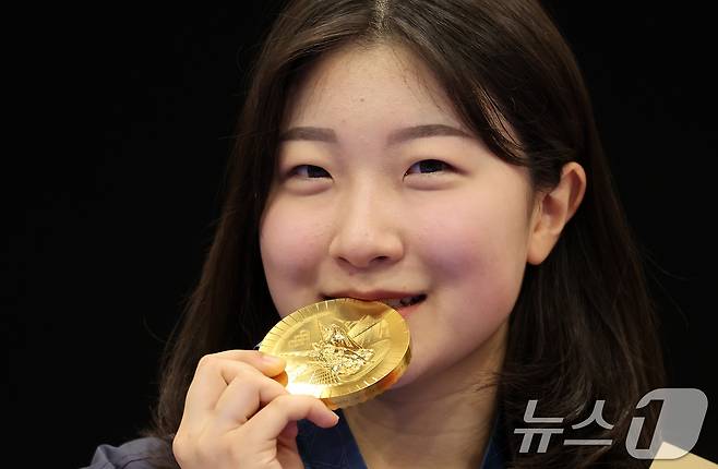 대한민국 사격 대표팀 반효진이 29일(한국시간) 프랑스 샤토루 슈팅 센터에서 열린 2024 파리올림픽 사격 공기소총 10m 여자 시상식에서 금메달을 깨물어보이고 있다. 2024.7.29/뉴스1 ⓒ News1 이동해 기자