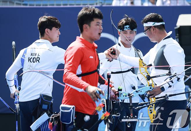 대한민국 양궁대표팀 김우진, 김제덕, 이우석이 29일(한국시간) 프랑스 파리 앵발리드에서 열린 2024 파리올림픽 양궁 남자 단체전 준결승 중국과의 경기에서 서로 격려하고 있다. 2024.7.29/뉴스1 ⓒ News1 박정호 기자