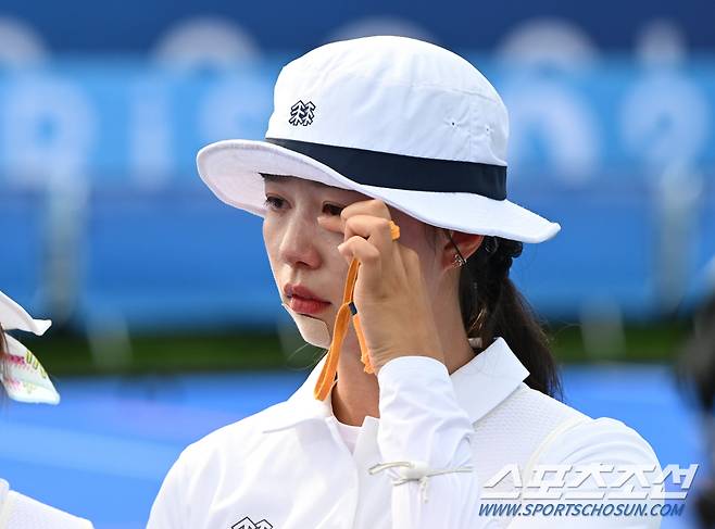 28일(한국시각) 프랑스 파리 앵발리드에서 열린 '2024 파리올림픽' 양궁 여자 리커브 단체전 금메달을 딴 한국 임시현이 눈물을 흘리고 있다. 파리(프랑스)=정재근 기자 cjg@sportschosun.com/2024.7.28/