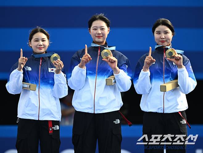 28일(한국시각) 프랑스 파리 앵발리드에서 열린 '2024 파리올림픽' 양궁 여자 리커브 단체전 금메달을 딴 한국 임시현, 전훈영, 임시현, 남수현이 시상대에서 세리머니를 하고 있다. 파리(프랑스)=정재근 기자 cjg@sportschosun.com/2024.7.28/