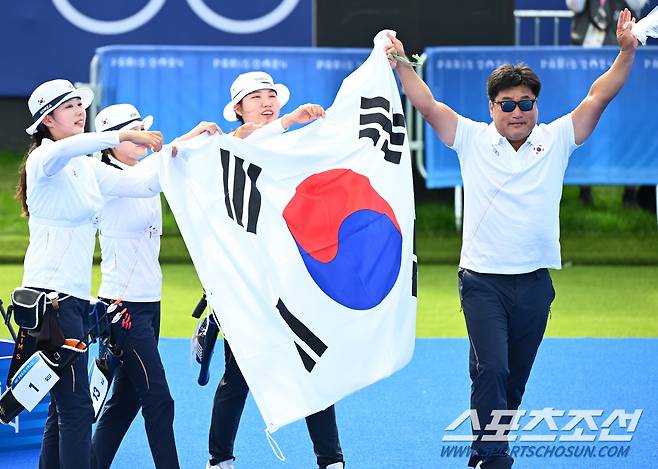 28일(한국시각) 프랑스 파리 앵발리드에서 열린 '2024 파리올림픽' 양궁 여자 리커브 단체전 금메달을 딴 한국 임시현, 전훈영, 임시현, 남수현이 양창훈 감독과 함께 태극기를 흔들고 있다. 파리(프랑스)=정재근 기자 cjg@sportschosun.com/2024.7.28/