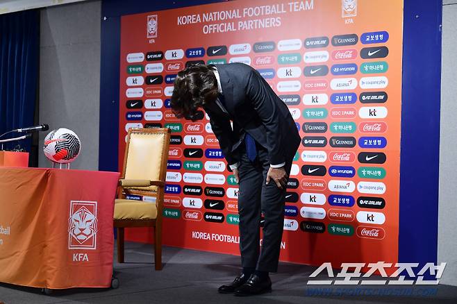 29일 서울 신문로 대한축구협회 다목적회의실에서 축구 국가대표팀 홍명보 신임감독 취임식이 열렸다. 팬들에게 사죄하는 홍명보 감독. 신문로=송정헌 기자songs@sportschosun.com/2024.07.29/