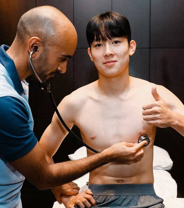 K리그 역대 최고의 초신성 양민혁이 토트넘 이적을 완료했다. 양민혁은 28일 한국에 입국한 토트넘 관계자들과 만나 계약서에 서명하고, 이적을 마무리했다. 양민혁은 토트넘과의 일정을 마무리한 후에 대선배인 손흥민과도 만났다. 양민혁은 손흥민의 존재가 이적에 큰 영향을 끼쳤다고 밝혔다. 사진=토트넘