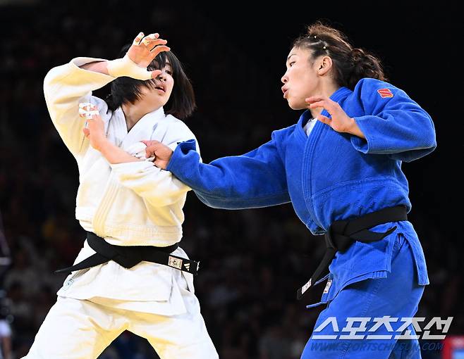 허미미가 29일(한국시각) 파리 샹드마르스 아레나에서 열린 여자유도 57㎏ 8강전에서 몽고 엔흐릴린 르하그바토를 상대하고 있다.  파리(프랑스)=정재근 기자 cjg@sportschosun.com/2024.7.29/