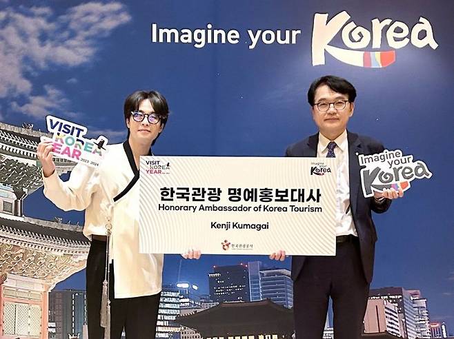 한국관광명예홍보대사 (사진 왼쪽) 켄지 쿠마가이. (오른쪽) 공사 유진호 관광콘텐츠전략본부장.[사진제공 = 한국관광공사]