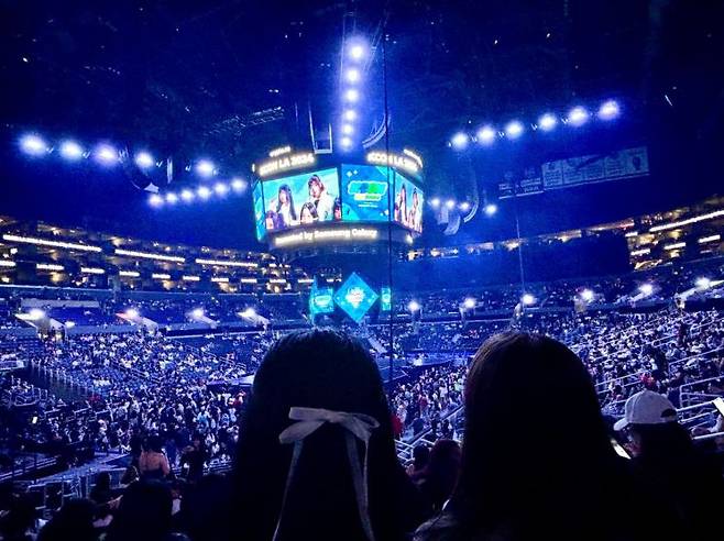 KCON LA 공연장에서 뉴진스가 출연한 한국관광 해외광고가 송출되고 있는 모습. [사진제공 = 한국관광공사]