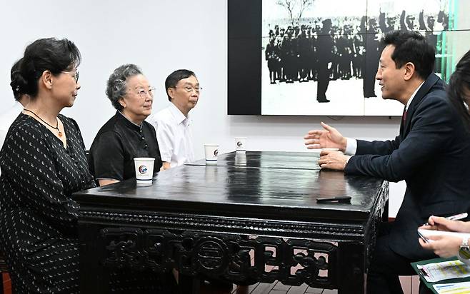 독립 유공자 후손과 만난 오세훈 서울시장. /서울시 제공