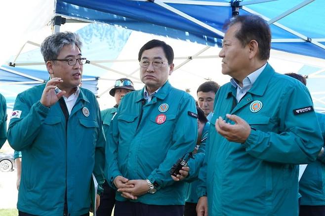 임상섭 산림청장(맨 왼쪽)이 29일 이상민 행정안전부 장관(맨 오른쪽), 주낙영 경북 경주시장과 함께 경주 토함산 땅밀림 현장에서 합동점검을 하고 있다. 산림청제공