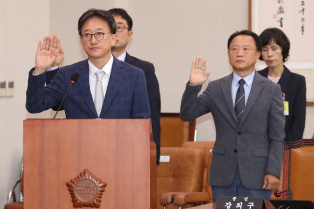 송창진(왼쪽) 공수처 차장검사 직무대행이 지난 26일 서울 여의도 국회 법제사법위원회 전체회의장에서 열린 ‘윤석열 대통령 탄핵소추안 발의 요청’ 국민동의 청원 관련 2차 청문회에 출석해 선서하고 있다. 뉴스1