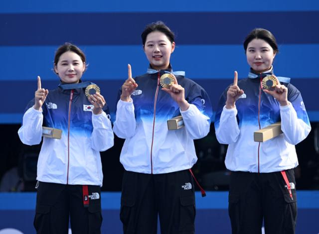 금메달을 획득한 한국 전훈영(왼쪽부터), 임시현, 남수현이 시상식에서 단체전 10연패를 의미하는 세리머니를 하고 있다. 파리=서재훈 기자