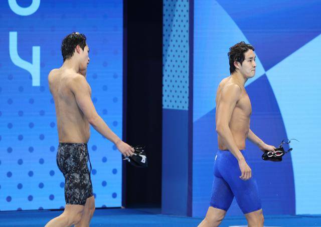 황선우와 김우민이 28일(현지시간) 프랑스 파리 라데팡스 수영장에서 열린 2024 파리 올림픽 수영 경영 남자 자유형 200m 준결선을 마치고 경기장을 빠져나가고 있다. 파리=서재훈 기자