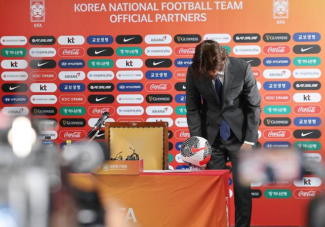 <yonhap photo-4292=""> 인사하는 홍명보 감독 (서울=연합뉴스) 서대연 기자 = 홍명보 한국 축구 국가대표 감독이 29일 오전 서울 종로구 축구회관에서 열린 취임 기자회견에서 인사하고 있다. 2024.7.29 dwise@yna.co.kr/2024-07-29 11:09:07/ <저작권자 ⓒ 1980-2024 ㈜연합뉴스. 무단 전재 재배포 금지, AI 학습 및 활용 금지></yonhap>