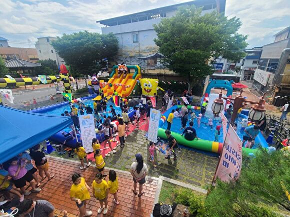 대구 군위군 '사라온 물놀이 축제' 가 열리고 있다. [사진=군위군]