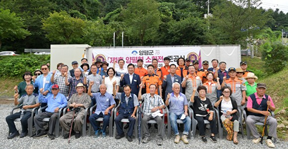 지난 26일 전진선 군수가 제1호 양평형 소화전 준공식을 마치고 기념 촬영을 하고 있다. [사진=양평군]