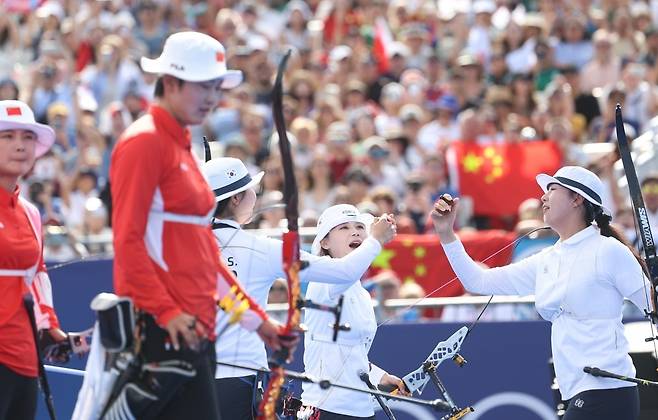 28일(현지시간) 프랑스 파리 레쟁발리드에 마련된 양궁 경기장에서 열린 2024 파리올림픽 양궁 여자단체전 중국과의 결승전에서 우승을 예감한 대표팀 선수들이 기뻐하고 있다. 사진=연합뉴스