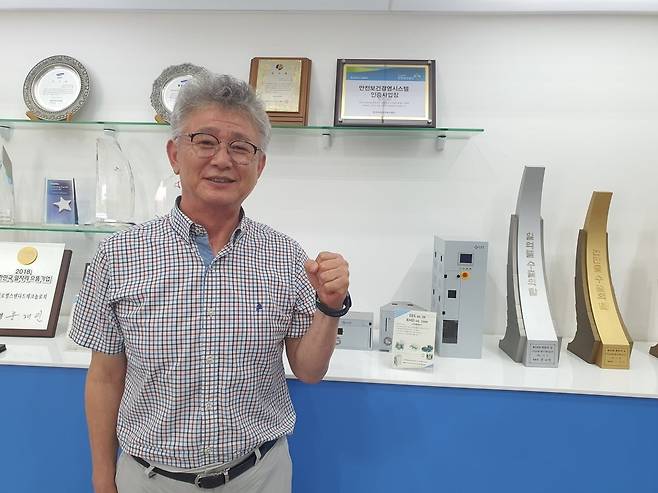 김덕준 GST 대표가 트로피 앞에서 파이팅을 외치고 있다. 화성=윤현주 기자