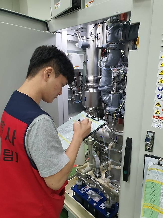 박준혁 사원이 스크러버 장비 출하 검사를 하고 있다. 화성=윤현주 기자
