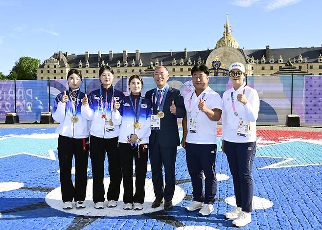 정의선 현대차그룹 회장이 여자 양궁 단체 국가대표 선수들(왼쪽부터 남수현, 임시현, 전훈영)과 코치진(양창훈 감독, 김문정 코치)과 파리올림픽 양궁 경기장에서 기념 촬영하고 있다. 대한양궁협회 제공