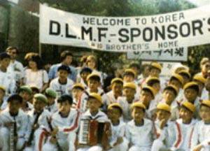 한국리빙스톤교회가 형제복지원을 찾았을 당시 선교사 측을 맞이한 ‘형제원 비둘기 합주단’.  형제복지원사건피해자실태조사보고서