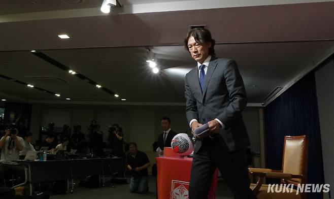 홍명보 한국축구대표팀 감독이 29일 서울 종로구 축구회관에서 열린 취임 기자회견을 마치고 자리를 떠나고 있다.