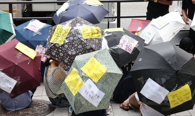 티몬·위메프 판매대금 정산 지연 피해자들이 28일 오후 티몬·위메프의 모회사인 서울 강남구 큐텐 본사 앞에서 우산 시위를 하고 있다. 연합뉴스