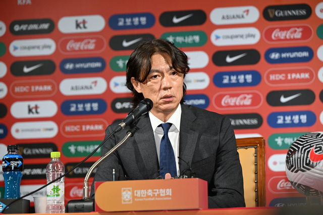 홍명보 한국 축구 대표팀 감독이 29일 서울 종로구 축구회관에서 열린 취임 기자회견에서 입장을 밝히고 있다. 최현규 기자