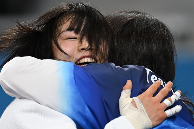 허미미가 몽골 르하그바토구긴 엔흐릴렌과의 준준결승 경기에서 승리 후 김미정 코치와 포옹하고 있다.