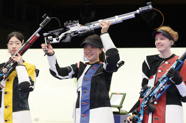 29일(한국시간) 프랑스 샤토루 슈팅센터에서 열린 2024 파리 올림픽 사격 여자 10m 공기소총 개인전서 금메달을 차지한 ‘소녀 특등사수’ 반효진이 우승이 확정된 후 총을 들고 기뻐하고 있다. 연합뉴스