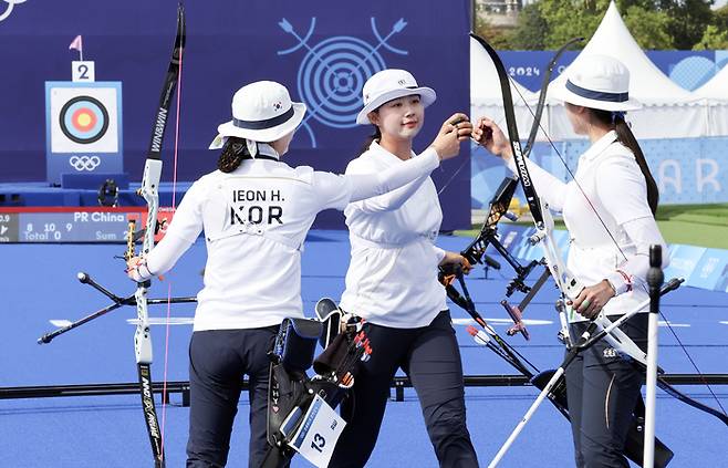 28일(현지시간) 프랑스 파리 앵발리드 경기장에서 열린 2024파리올림픽 양궁 여자 리커브 단체 결승 한국과 중국의 경기. 한국 선수단이 파이팅을 하고 있다. 파리올림픽사진공동취재단