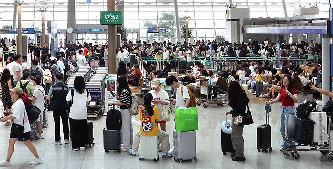 값비싼 국내 여행지 피해 해외로 29일 인천국제공항 1터미널 출국장이 여름휴가철을 맞아 해외여행객들로 붐비고 있다. 내수 부진이 지속되는 가운데 국내 소비의 한 축인 여행 소비는 감소하는 반면 해외 소비는 늘면서 만성적인 여행수지 적자폭이 커지고 있다. 한주형 기자