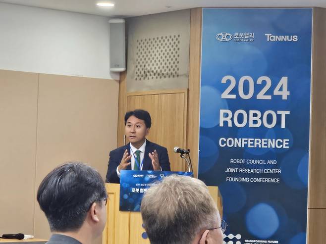 정인호 화인베스틸 대표가 11일 부산 사상구 화인빌딩에서 열린 '로봇 협의체 및 공동 연구센터 설립 컨퍼런스'에 참석해 협의체 출범을 제안하고 있다. /사진=최유빈 기자