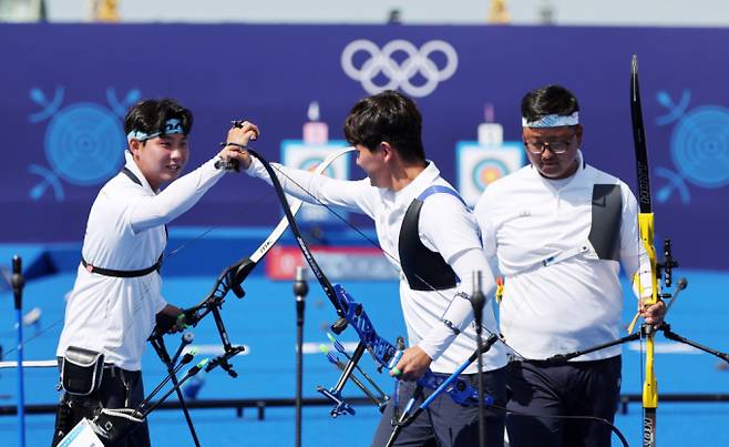 한국 남자 양궁 대표팀이 29일(한국시각) 프랑스 파리 레쟁발리드에서 열린 중국과의 2024 파리올림픽 양궁 남자 단체전 준결승에서 5-1로 승리하며 결승에 진출해 은메달을 확보했다. 사진은 결승행이 확정된 이후 기뻐하는 한국 선수들. /사진=뉴시스