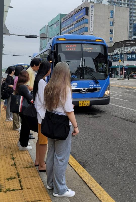 307번 좌석 버스를 승차하기 위해 버스정류장에서 기다리고 있는 영종 주민들.