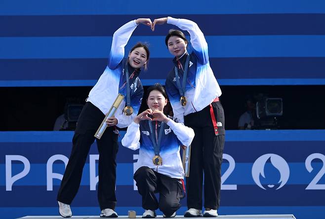 28일(현지시간) 프랑스 파리 앵발리드 경기장에서 열린 2024파리올림픽 양궁 여자 리커브 단체 결승 한국과 중국의 경기에서 금메달을 획득한 한국 전훈영(왼쪽부터), 임시현, 남수현이 시상식에서 기념촬영을 하고 있다. 2024.7.28. 파리=이상섭 기자