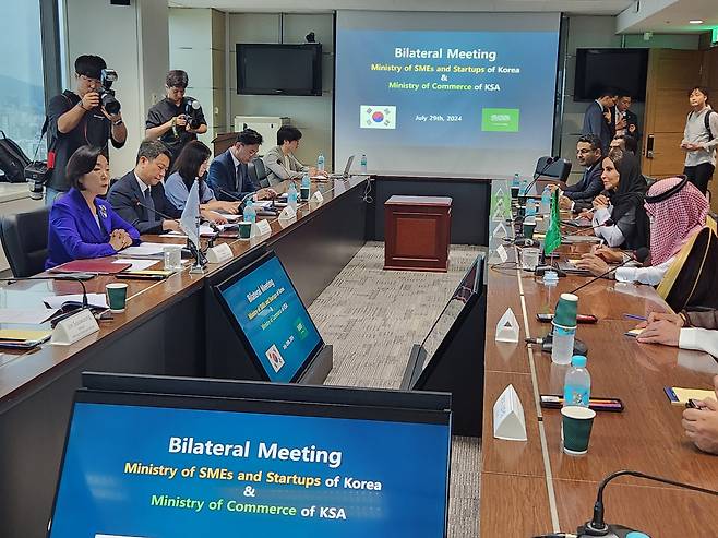 오영주(왼쪽) 중소벤처기업부 장관이 29일 서울 63빌딩에서 열린 마지드 빈 압둘라 알까사비(Majid bin Abdullah Al-Qasabi) 사우디 상무부 장관 등 상무부 사절단과 면담에서 인사말을 하고 있다. [중기부 제공]