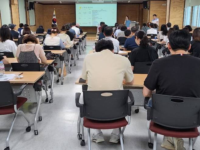 [창녕=뉴시스] 창녕영재교육원이 해외체험학습 사전설명회를 하고 있다. (사진=창녕교육지원청 제공) 2024.07.29. photo@newsis.com *재판매 및 DB 금지