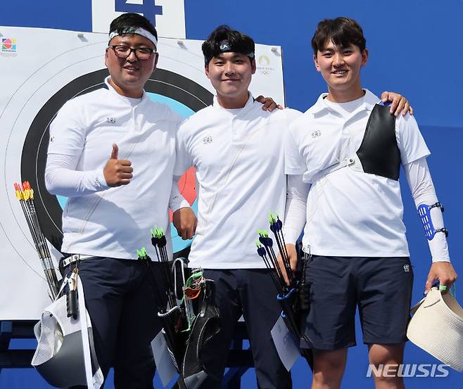 [파리=뉴시스] 김진아 기자 = 2024 파리올림픽 대한민국 양궁대표팀 김우진(왼쪽부터), 이우석, 김제덕이 지난 25일(현지시간) 프랑스 파리 에펠탑 레쟁발리드에서 열린 남자 개인전 랭킹라운드를 마친뒤 포즈를 취하고 있다. 2024.07.26. bluesoda@newsis.com