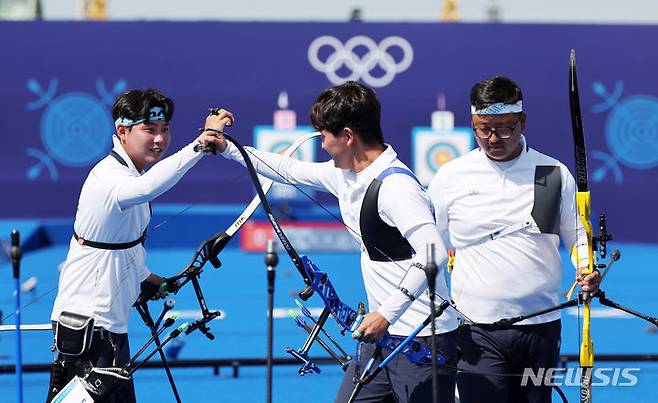 [파리=뉴시스] 김진아 기자 = 김우진, 김제덕, 이우석이 29일(현지시각) 프랑스 파리 레쟁발리드에서 열린 파리올림픽 양궁 남자 단체전 준결승 중국과의 경기에서 승리하며 결승 진출을 확정 지은 뒤 환호하고 있다. 2024.07.29. bluesoda@newsis.com