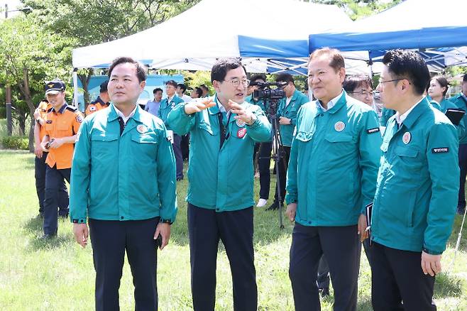 주낙영 경주시장이 이상민 행정안전부 장관에게 토함산 일원 땅밀림에 대해 설명하고 있다. 경주시 제공