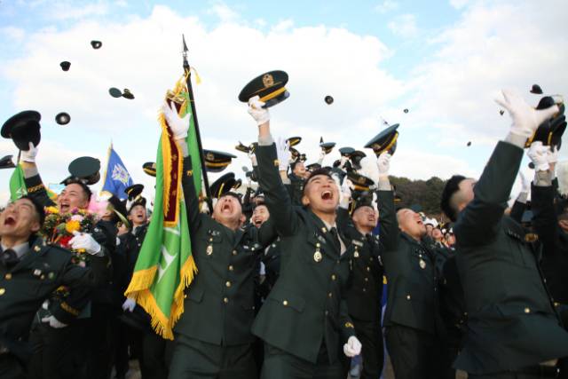 육군사관학교 80기 임관장교들이 지난 2월 26일 육사 화랑연병장에서 열린 졸업 및 임관식에서 학교의 응원구호 ‘무라카’를 힘차게 외치고 있다. 사진 제공=육군