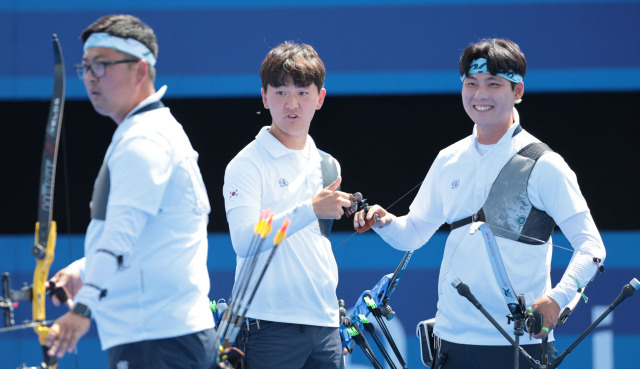 한국 남자 양궁 대표팀이 29일(한국 시간) 프랑스 파리 레쟁발리드 양궁 경기장에서 열린 2024 파리 올림픽 양궁 남자 단체 4강전 중국과의 경기에서 승리를 거두고 결승에 진출했다. 연합뉴스