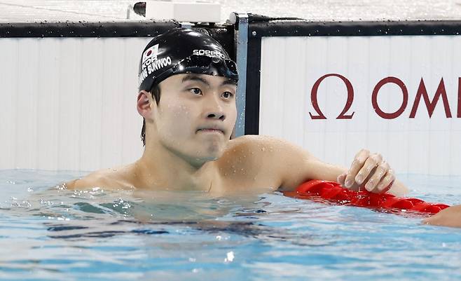 황선우가 29일(한국시간) 라데팡스아레나에서 벌어진 2024파리올림픽 수영 남자 자유형 200m 준결선 1조 경기를 마친 뒤 전광판의 기록을 확인하고 있다. 1·2조 합산 결과 전체 16명 중 9위에 그친 황선우는 8위까지 주어지는 결선행 티켓을 따내지 못했다. 파리｜뉴시스