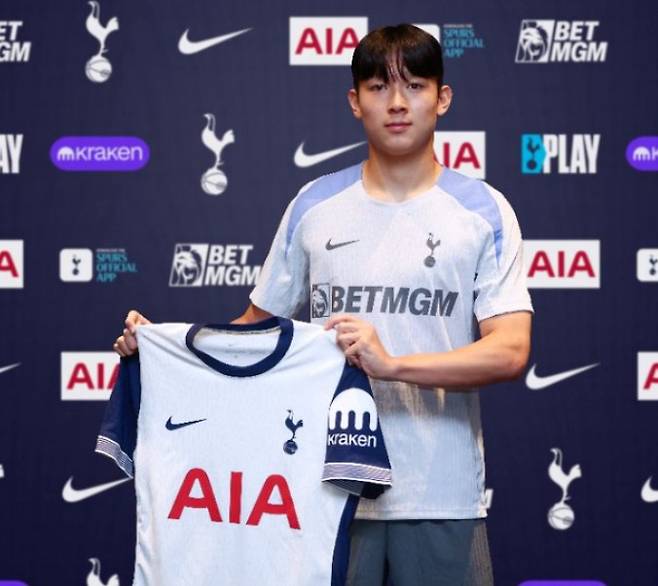 ▲ 토트넘은 공식 홈페이지를 통해 양민혁의 입단 소감을 전했다. 양민혁은 “이렇게 큰 팀에 오게 되어 영광이다. 토트넘에서 합류하게 된 만큼 더 좋은 모습을 보여드릴 수 있도록 하겠다. 나의 플레이 스타일은 매우 저돌적이다. 일대일 능력과 빠른 스피드를 가졌다. 마무리 능력도 좋다. 해외 팀으로 이적할 때는 적응 문제가 있지만, 손흥민이 있기에 한국인이 적응하기 쉬울 것이라 판단했다”라고 밝혔다. ⓒ토트넘